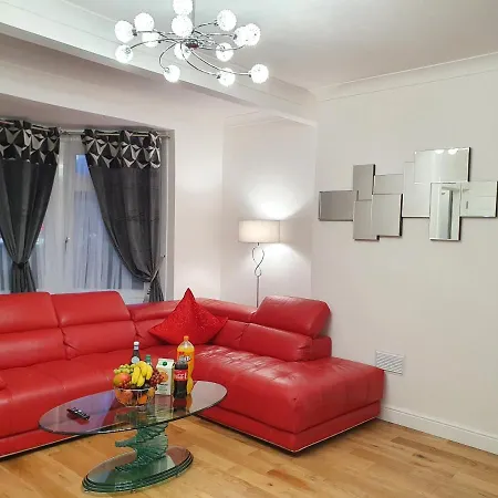 Glasgow Comfortable And Modern 3 Bedroom Mid Terraced Villa Exterior photo