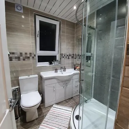 Glasgow Comfortable And Modern 3 Bedroom Mid Terraced Villa Exterior photo