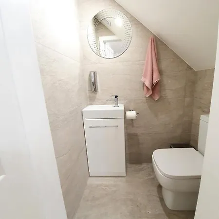 Glasgow Comfortable And Modern 3 Bedroom Mid Terraced Villa Exterior photo