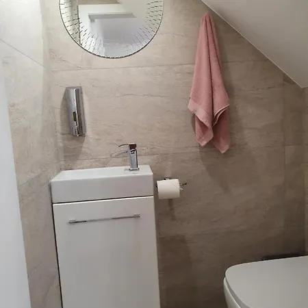 Glasgow Comfortable And Modern 3 Bedroom Mid Terraced Villa Exterior photo
