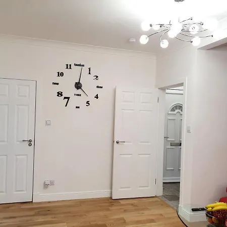 Glasgow Comfortable And Modern 3 Bedroom Mid Terraced Villa Exterior photo