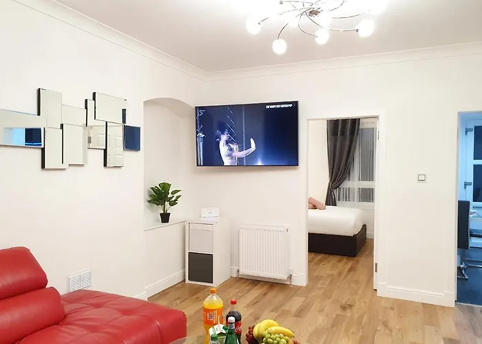 Glasgow Comfortable And Modern 3 Bedroom Mid Terraced Villa