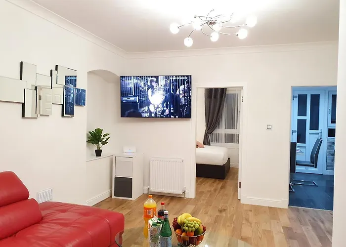 Glasgow Comfortable And Modern 3 Bedroom Mid Terraced Villa